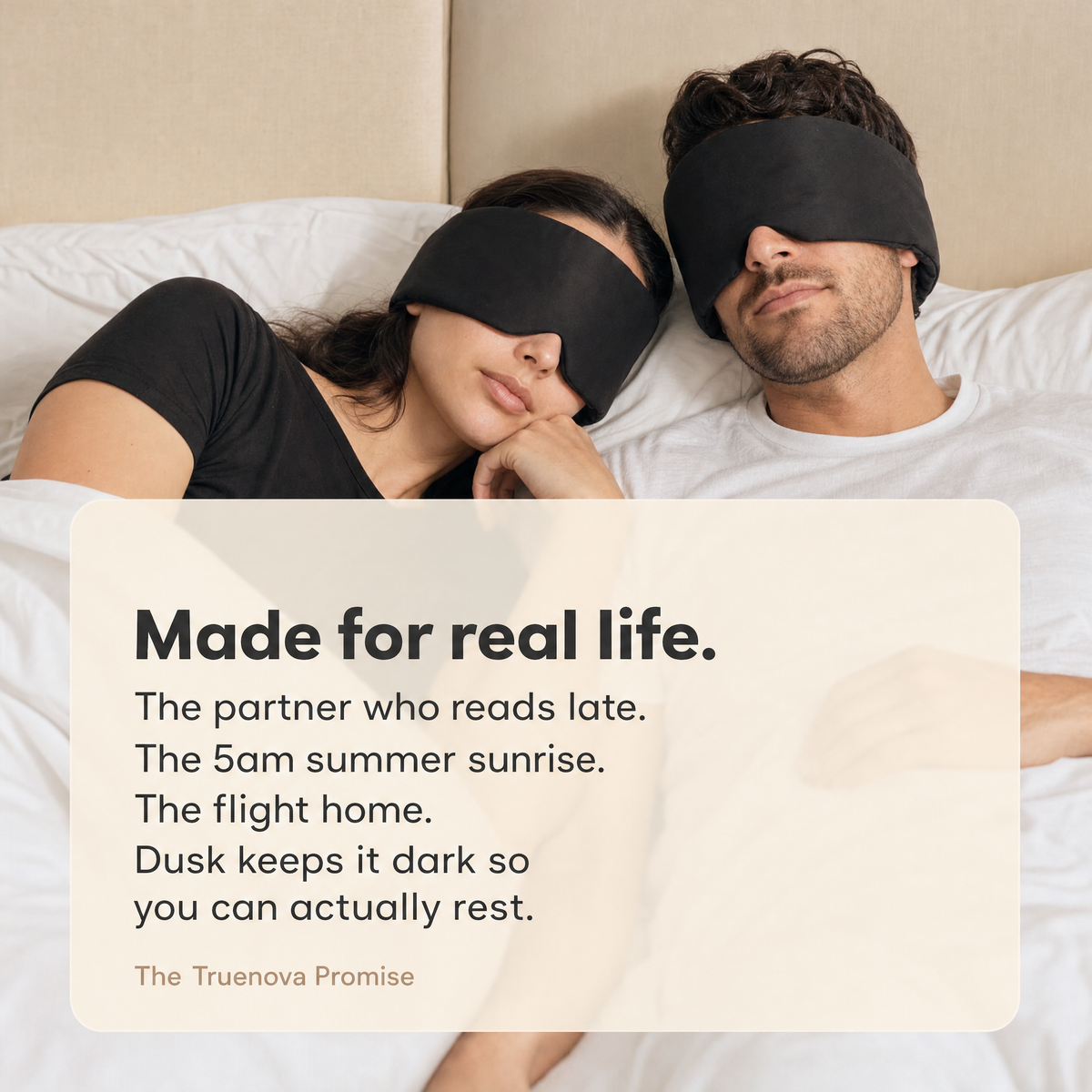 Un couple dort avec des masques Dusk, conçus pour la vraie vie