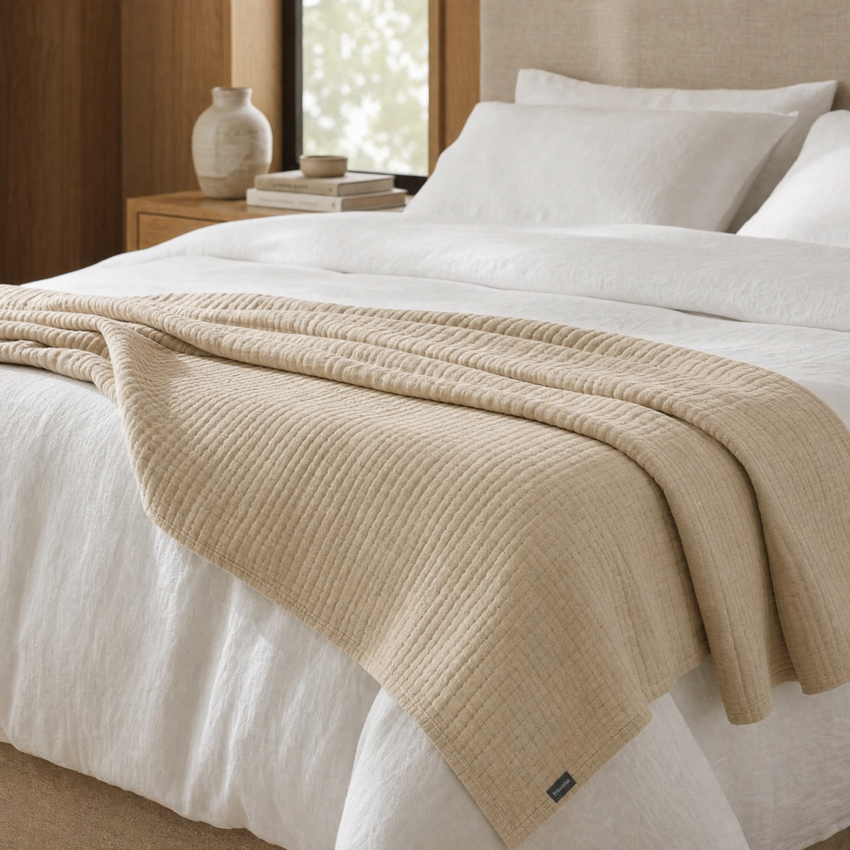 Couverture en mousseline Breeze au pied du lit