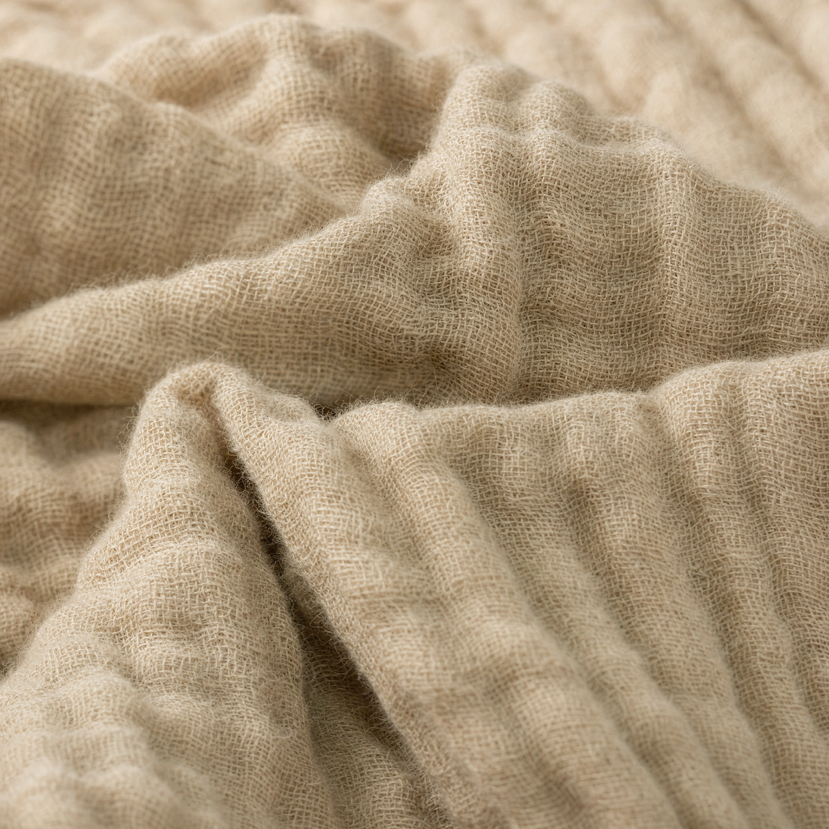 Gros plan sur la texture respirante de la mousseline de coton multicouche