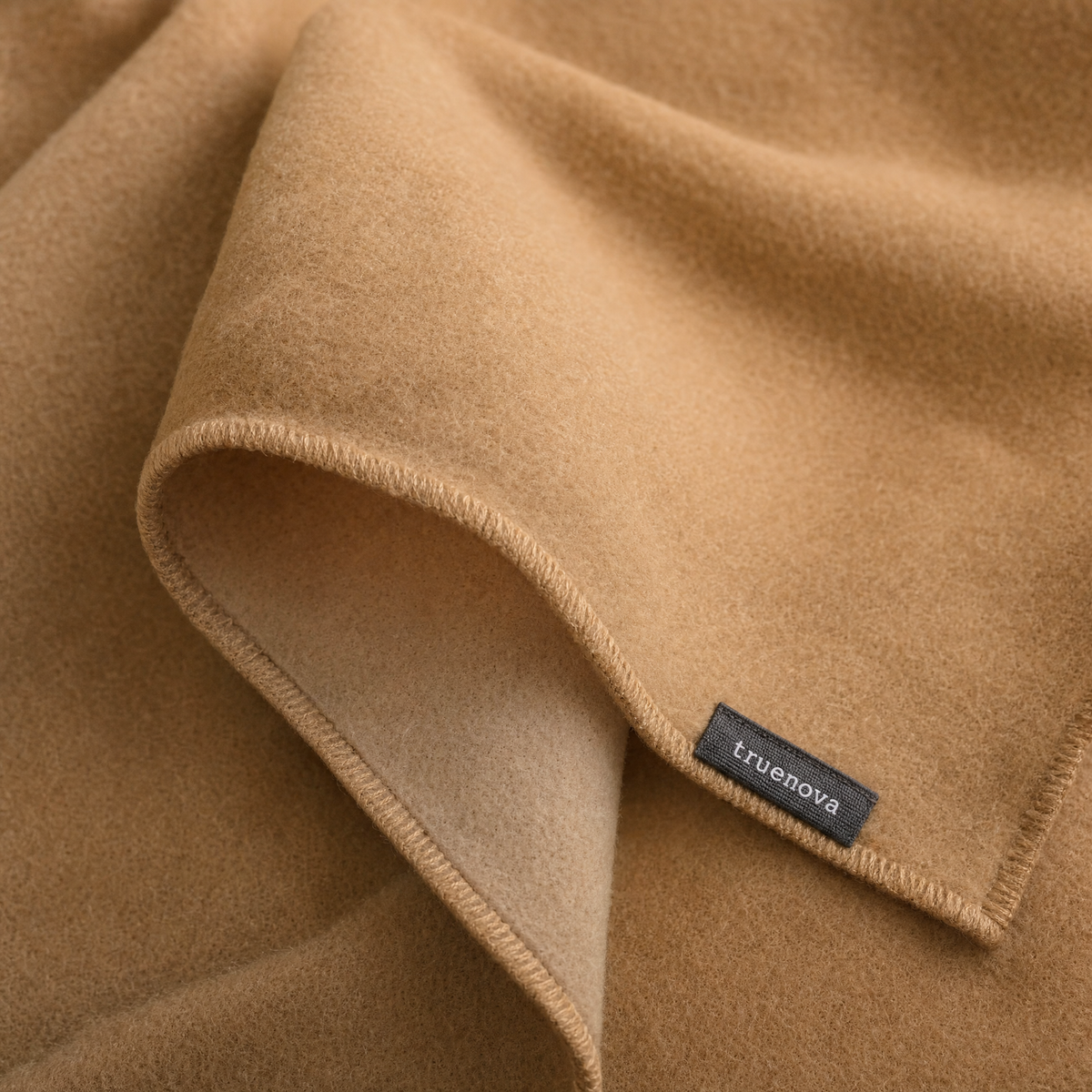 Étiquette tissée Truenova dans le coin du foulard Aura